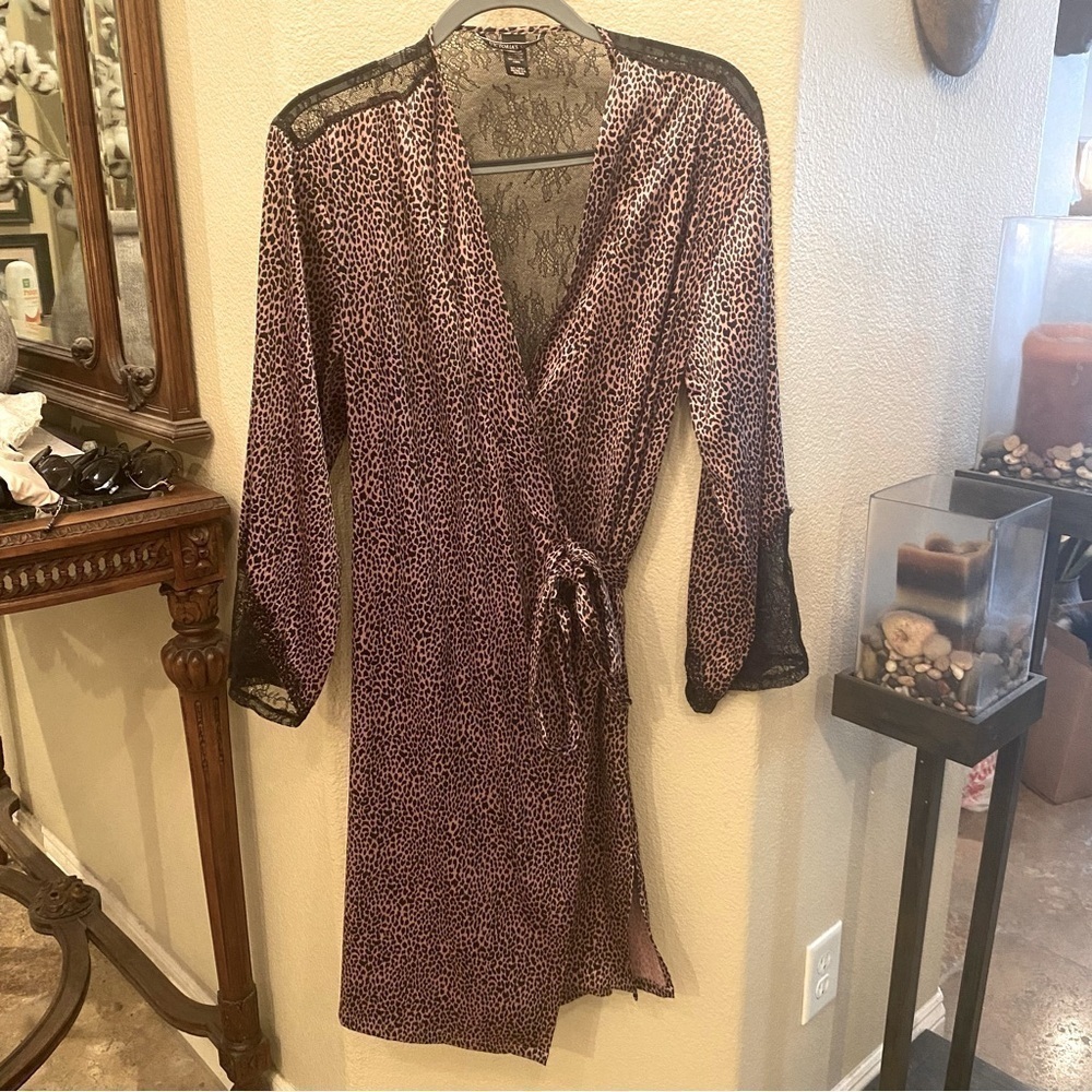VICTORIA’S SECRET Animal Print Lace Robe Size M/L-Minor Flaw